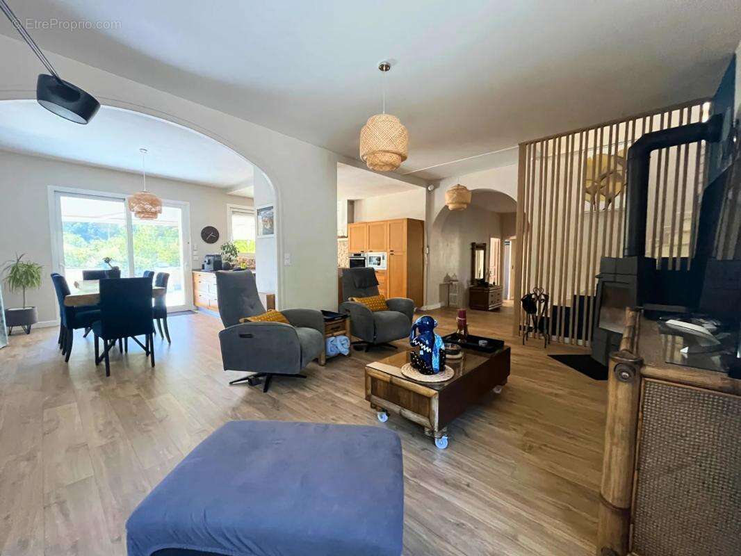 Maison à SAINT-VICTOR-DE-CESSIEU