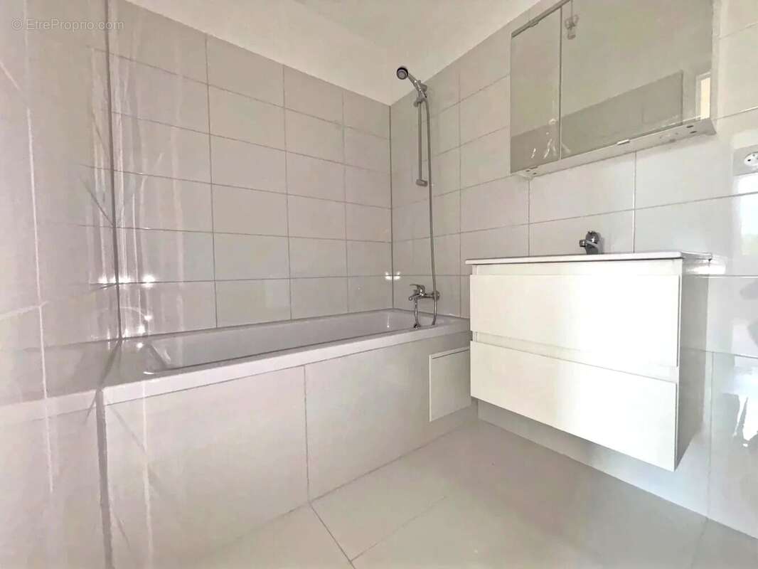 Élégant appartement familial de 80 m² entièrement rénové avec cave, stationnement et garage - photo 10
