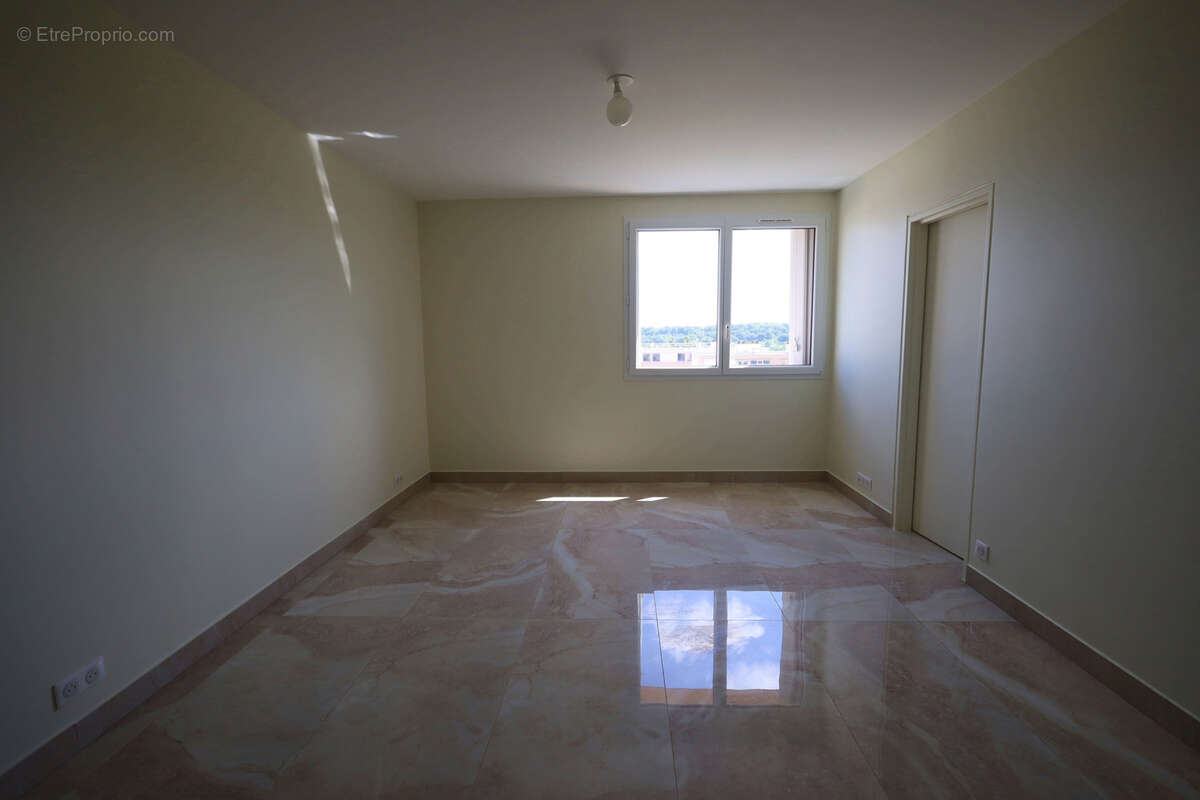 LE PLESSIS-ROBINSON - Appartement 4 pièces - 73,98 m2 Carrez - Lumineux, entièrement rénové, sans vis-à-vis. - photo 3