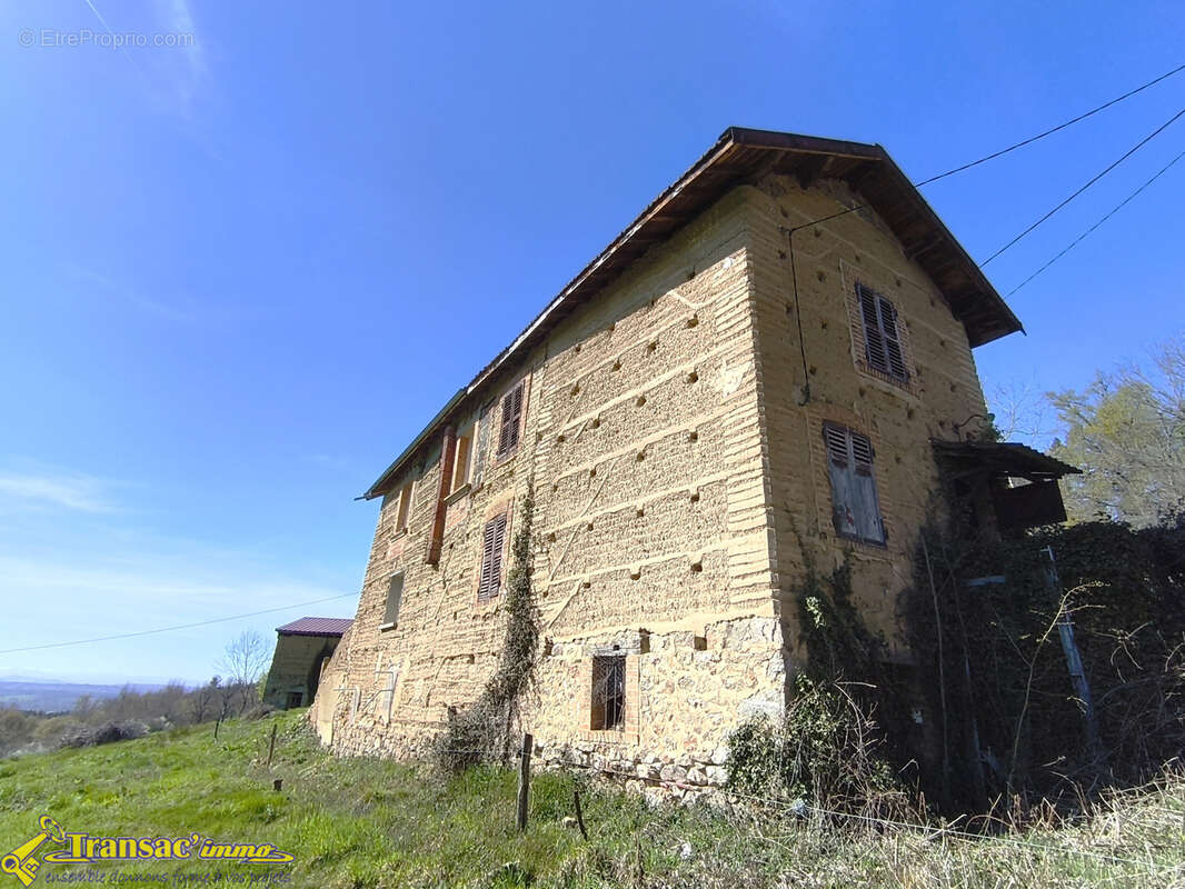 À Escoutoux, ensemble immobilier comprenant 2 maisons à rénover avec terrain. - photo 8