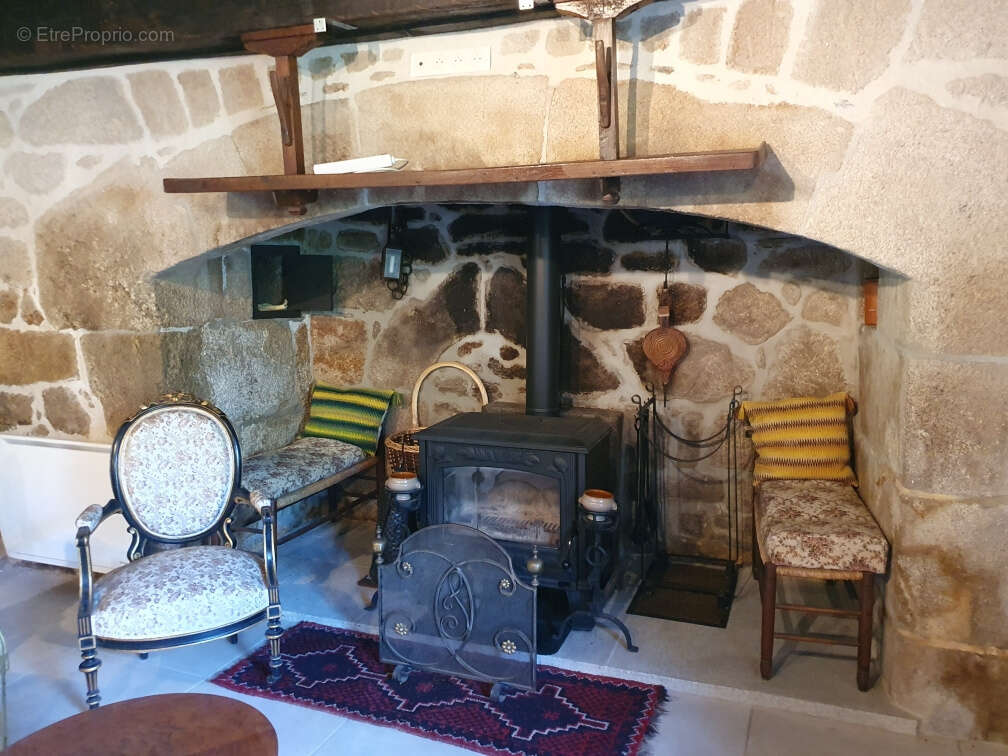 Propriété d'exception en xaintrie, 2,2 ha bois et prés attenants, dépendance ,trés bon état . - photo 5