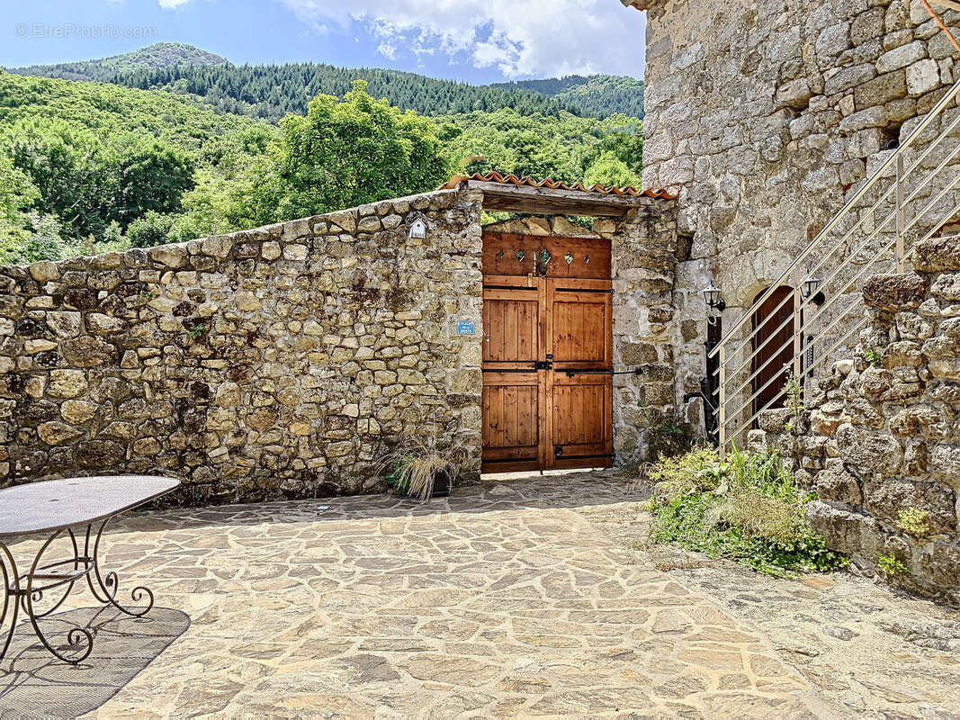 Une bastide du 16ème siècle rénovée de 260 m2 hab., aménagée en 2 logements et annexes, cour intérieure, pisci - photo 13