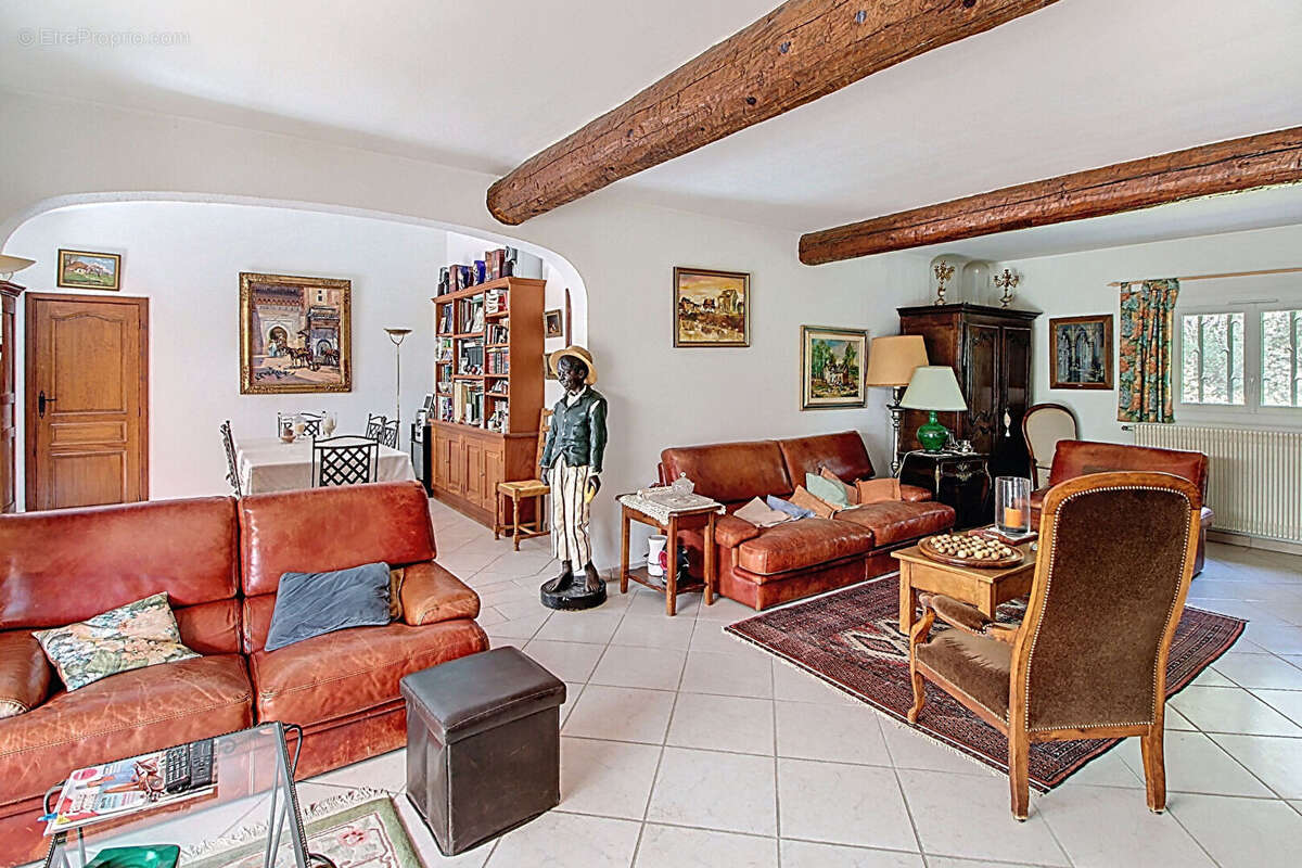 A VENDRE EN EXCLUSIVITE à TOURTOUR Maison de 132 m² + piscine + véranda de 15m² - photo 16