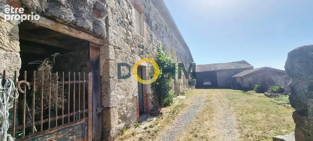 Corps de ferme avec 4 715 m2 de terrain clos, vue panoramique et plus de 480 m2 de dépendances - photo 12