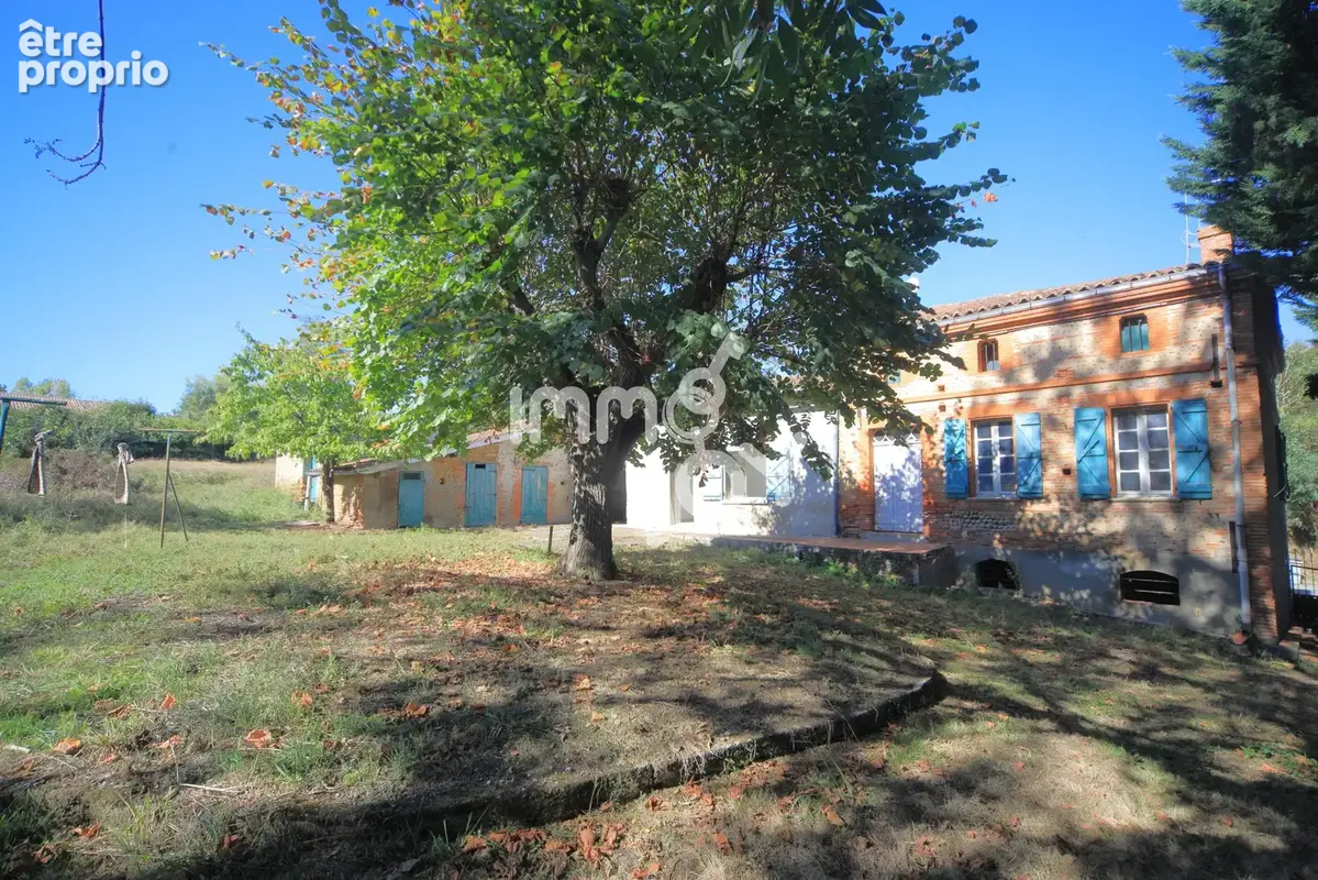 Maison 19e, 133 m2, T5, sur 2 niveaux, cave semi-enterrée 50 m2, garage 42 m2, dépendances, terrain divisible. - photo 1