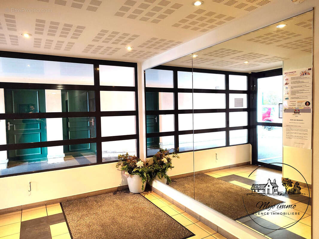 hall d'immeuble sécurisé - Appartement à INDRE