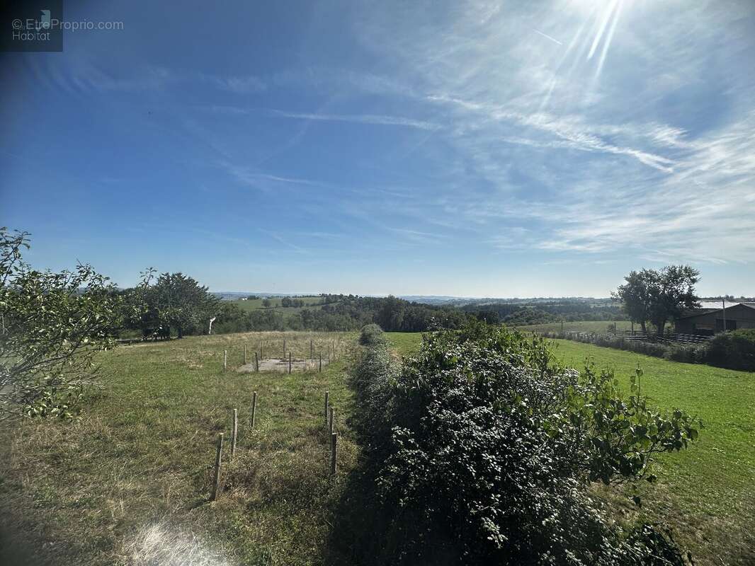 Maison en pierre, en partie rénovée, 4chambres,2 salle de bains, garage et puit  sur terrain  attenant de 5890m² - photo 3