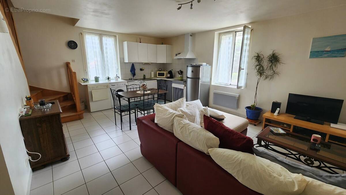 Appartement à NAY
