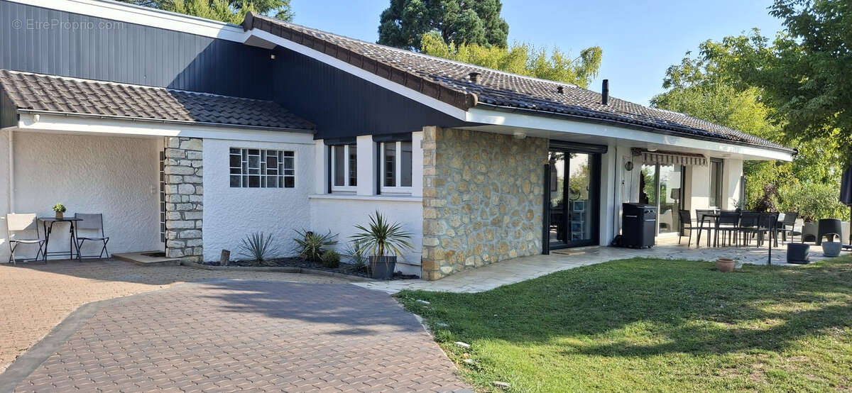 Maison à CREUZIER-LE-VIEUX