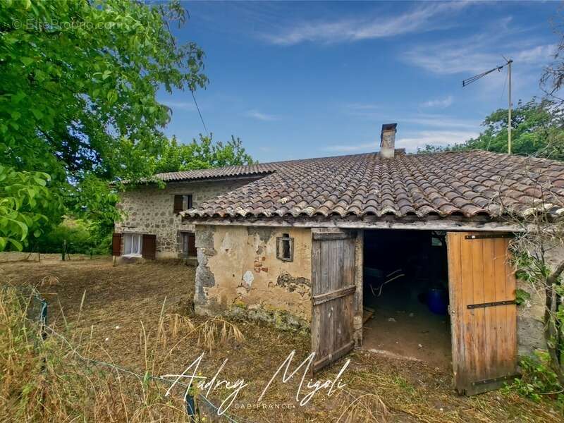 Maison en pierre au cœur de la nature, 109m², 3 chambres, garage et grande dépendance, au bord d'une rivière, terrain 1 hectare - photo 16