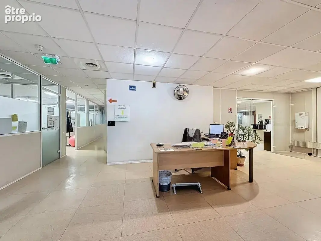 NICE NORD – Murs commerciaux libres 588 m² en RDC + garage 7 véhicules – Accès PMR - photo 2