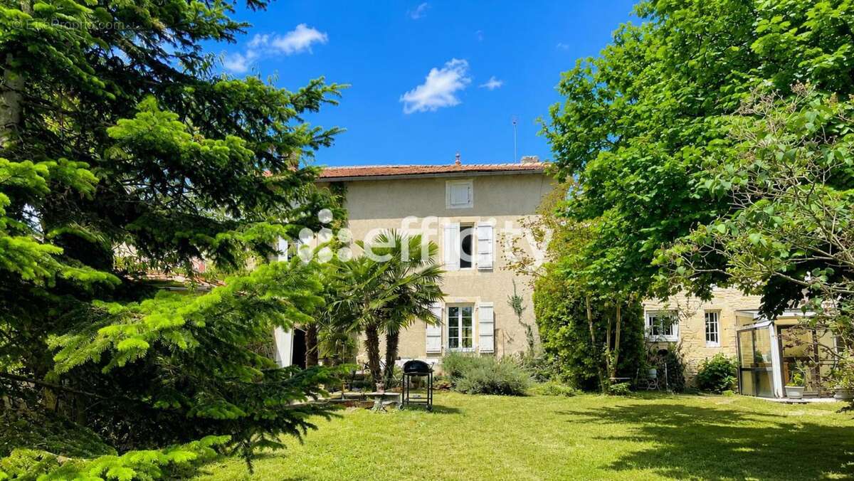 Maison 329 m² à Fontaine-Chalendray  - photo 2