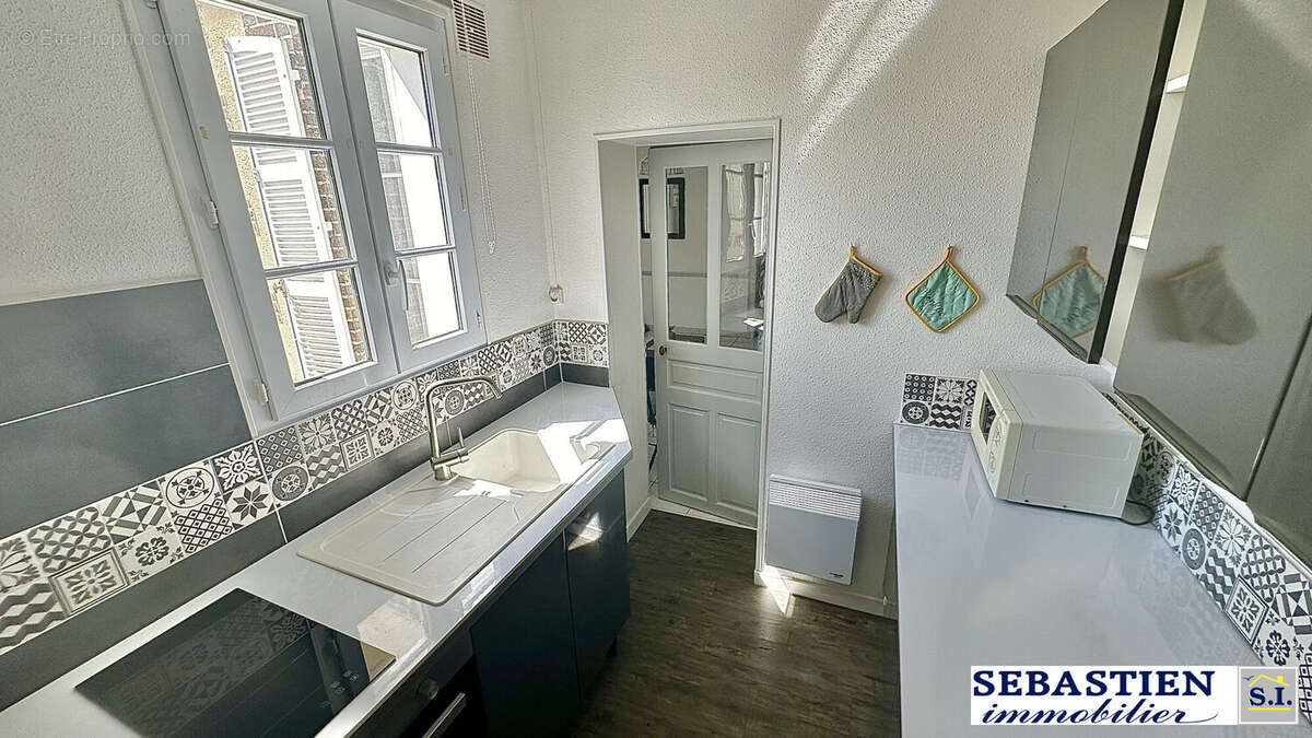 Cuisine contemporaine aménagée et équipée 2026 - Appartement à SAINTE-SAVINE