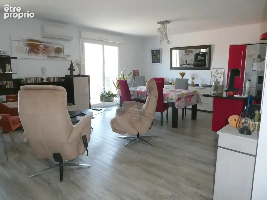 Très bel appartement dernier étage avec balcon, vue dominte et garage. - photo 1