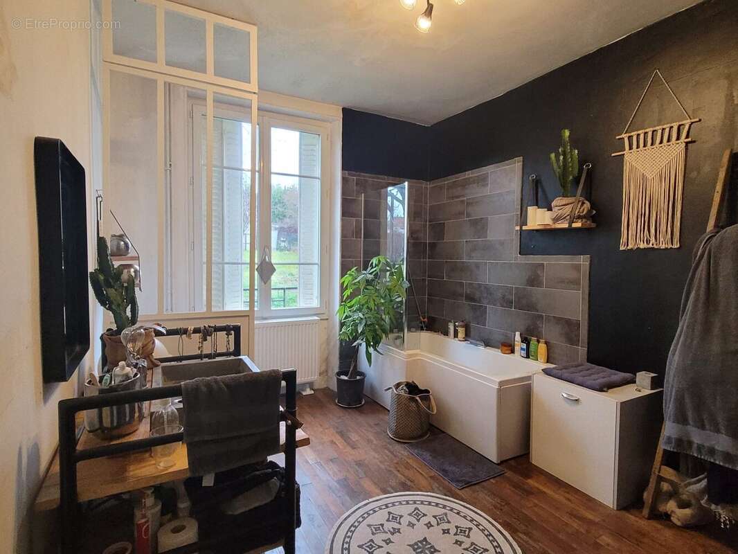 Maison à SAINT-LEONARD-DE-NOBLAT