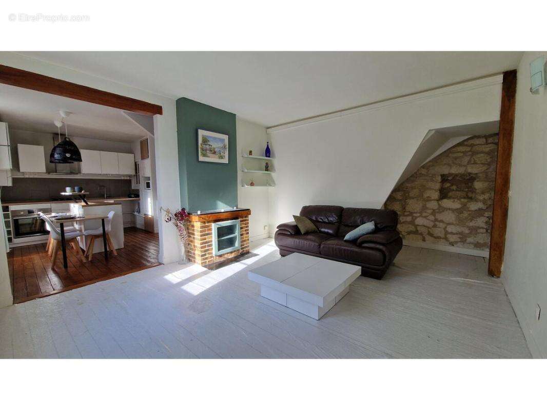 Appartement à FLEURINES