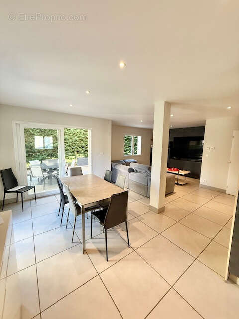 Maison à SAINT-GENIS-POUILLY