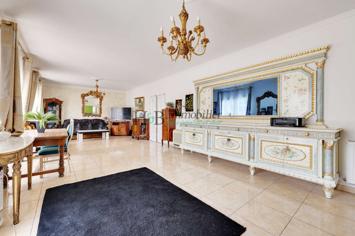 Rare à Noisy-le-Sec   Maison d’investissement de 381 m2 avec 13 espaces locatifs et fort potentiel de valorisa - photo 5