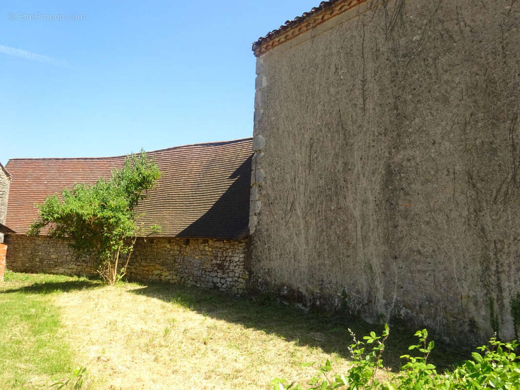 Cahors au nord Maison en pierre avec dépendances - photo 6