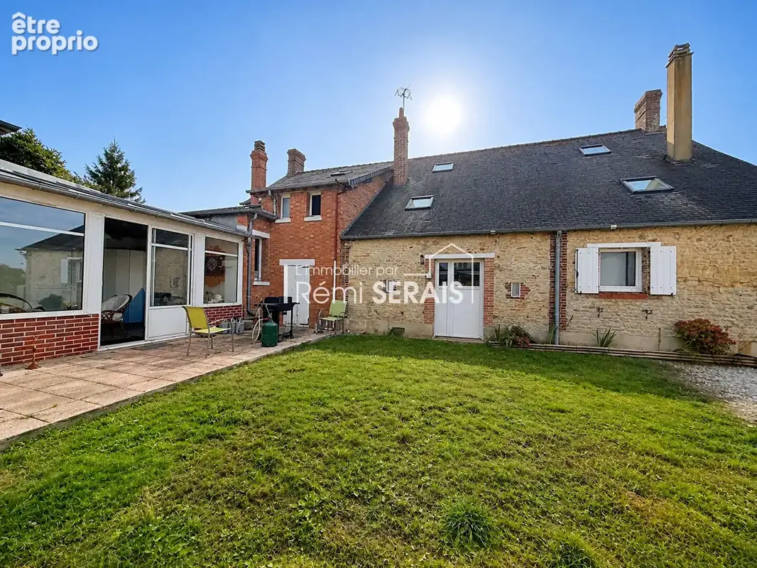 COURTOMER - Maison familiale clé en main avec jardin clos au coeur du bourg ! - photo 1