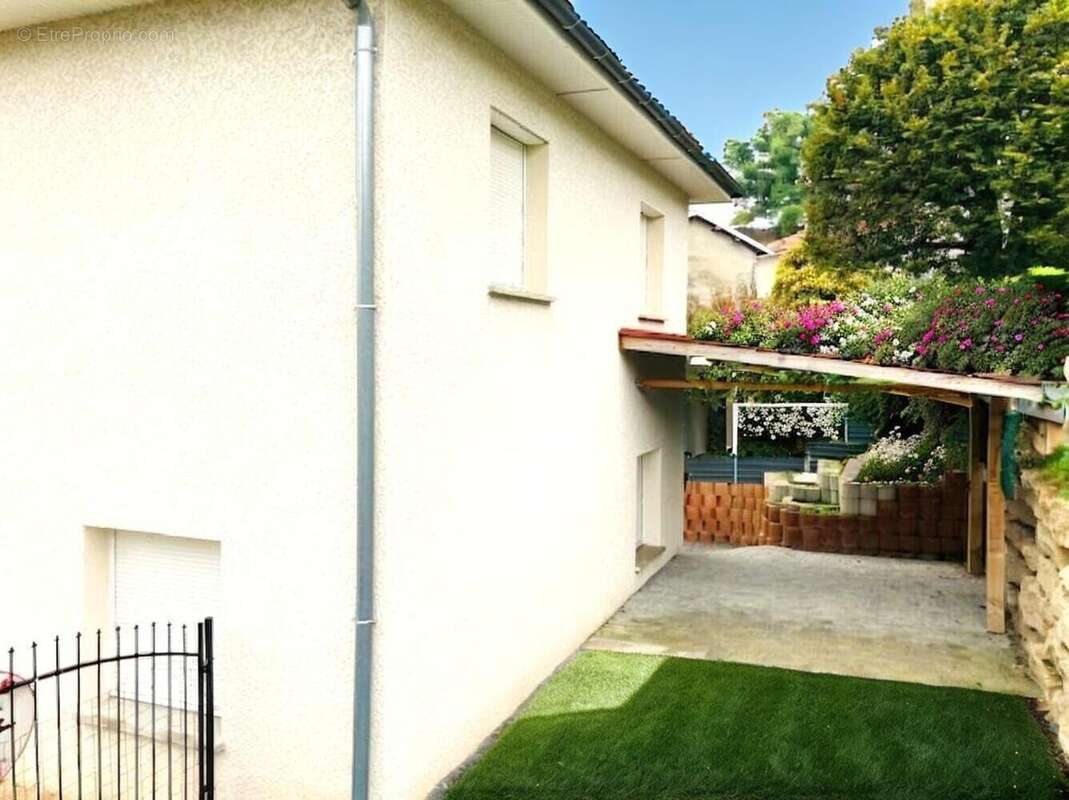 Maison à MEYRIEU-LES-ETANGS