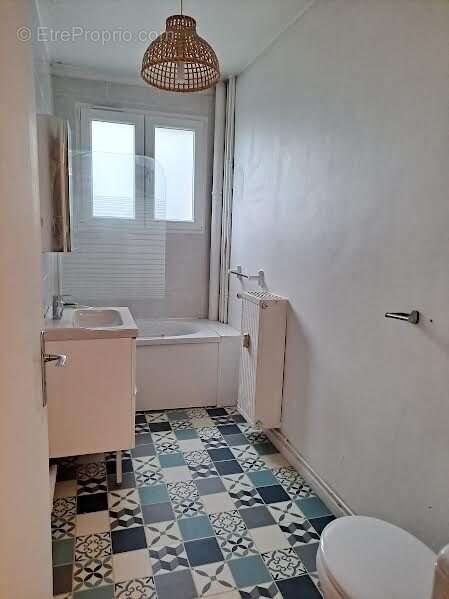 Salle de bain, avec éclairage naturel - Appartement à SAINT-ANDRE-LEZ-LILLE