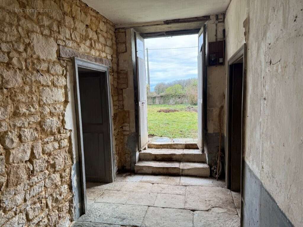 Aile de Vieux Logis du XVI? Siècle à Rénover, Proche de Ruffec - photo 7