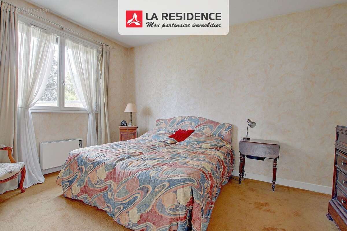 Maison à LE MESNIL-SAINT-DENIS