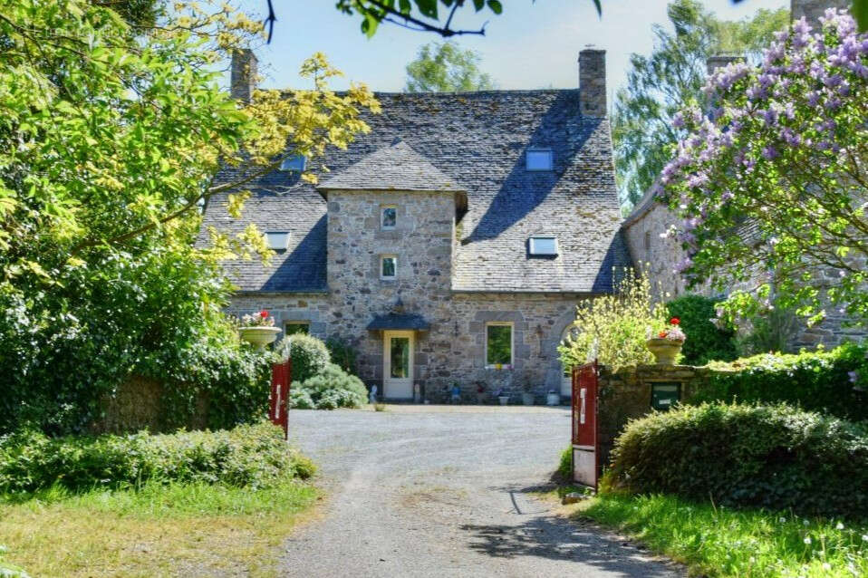 Maison à LA ROCHE-DERRIEN