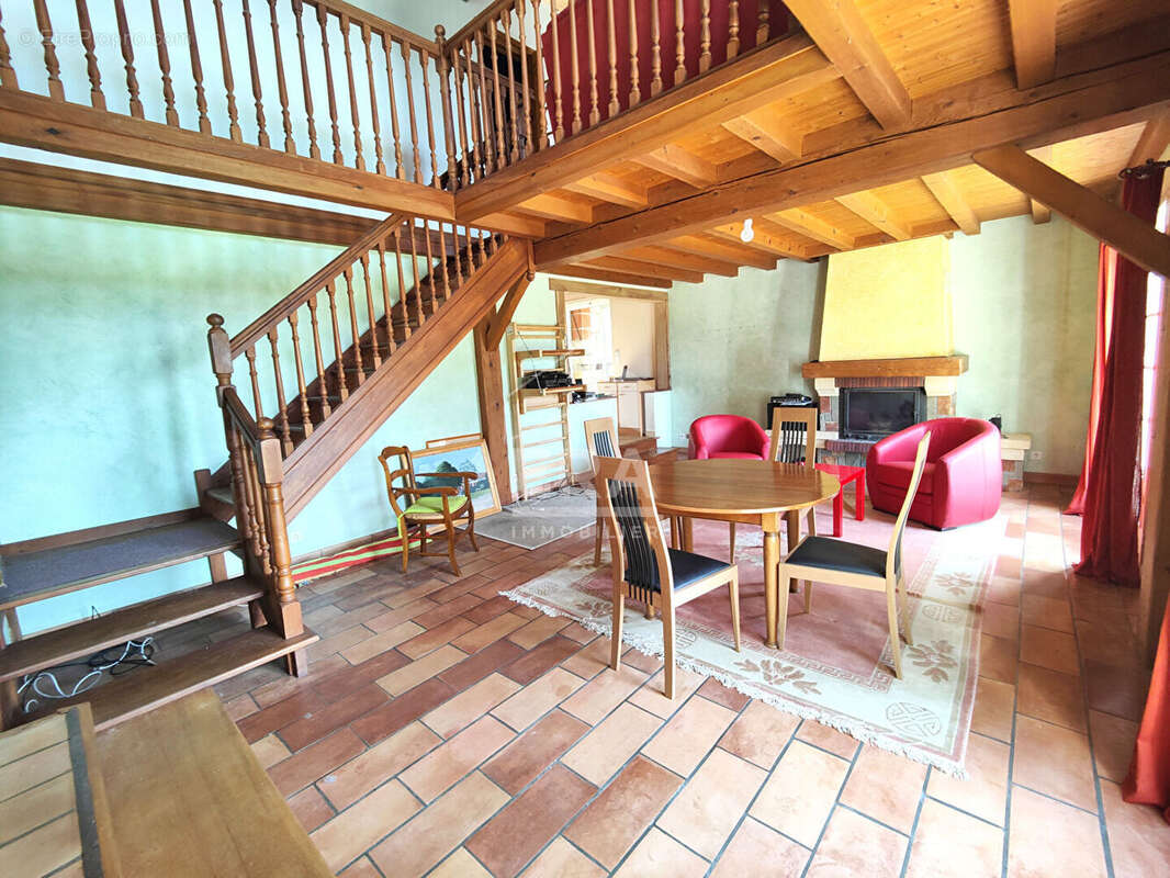 Maison à GENSAC-LA-PALLUE