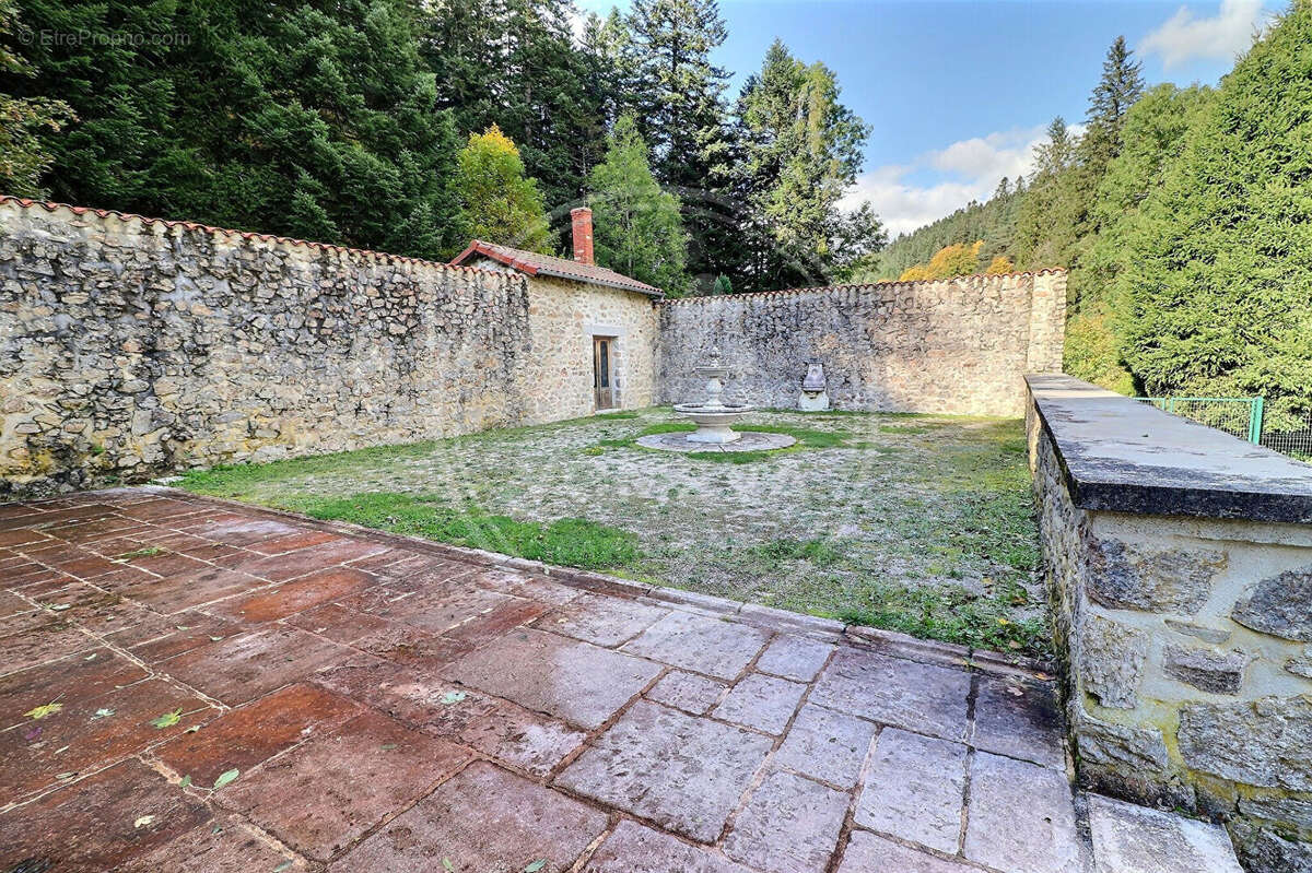 Maison à MONTREGARD