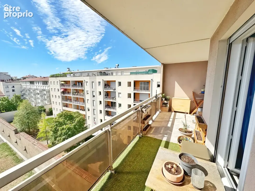 Villeurbanne   grand clément  t2 rénové avec grande terrasse, vue dégagée & garage - photo 4