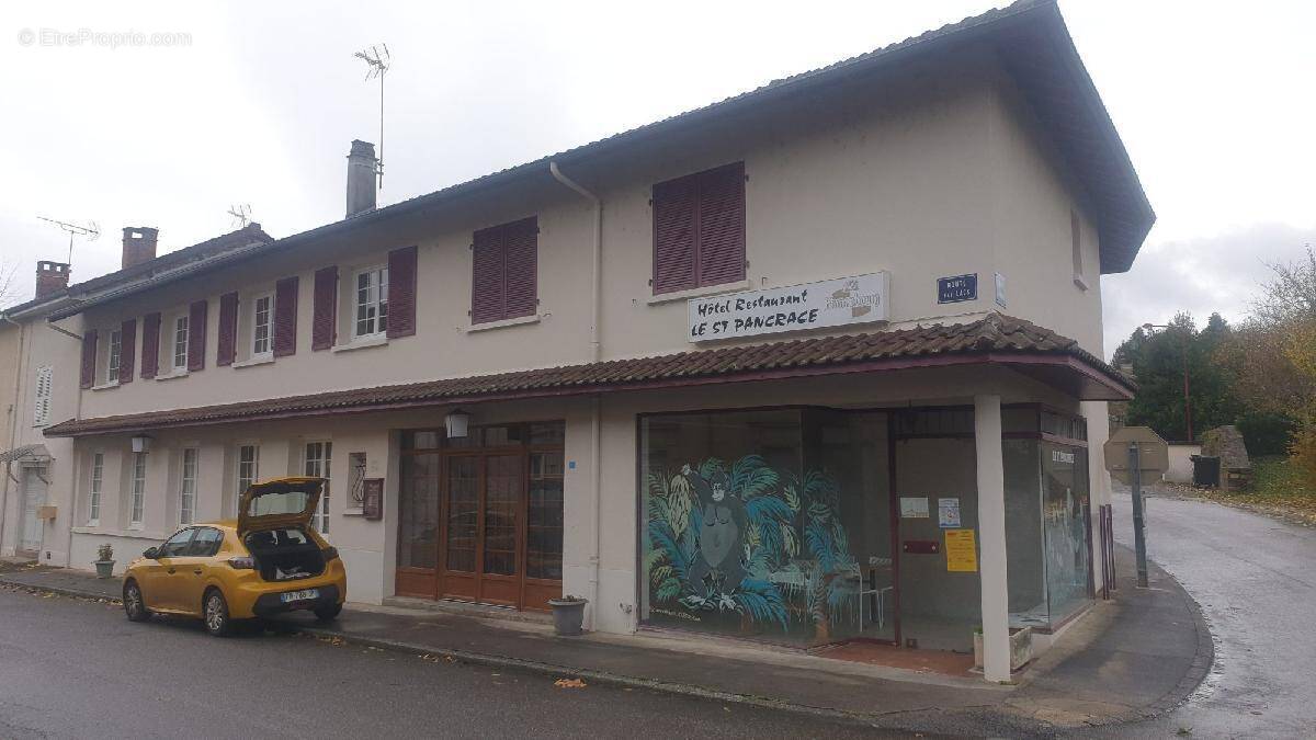 Commerce à BUJALEUF
