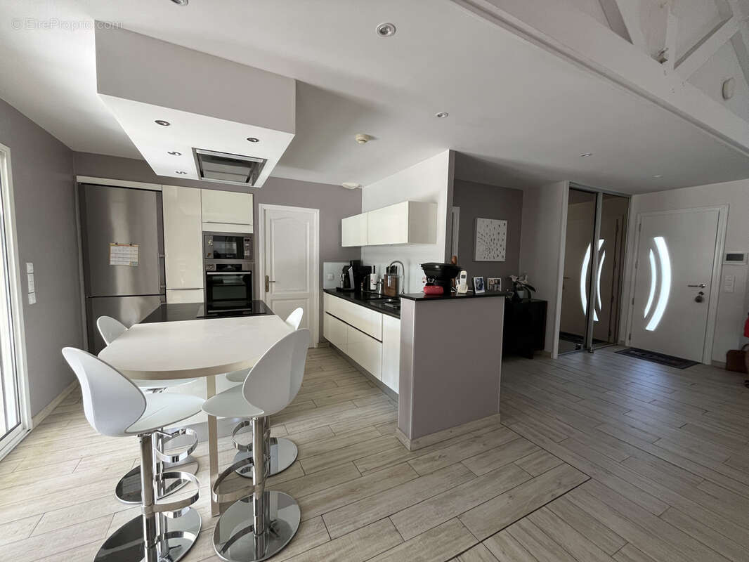 Bourg du CELLIER -  Belle maison plain pied  - 200 m2 - 8 pièces - piscine - photo 4