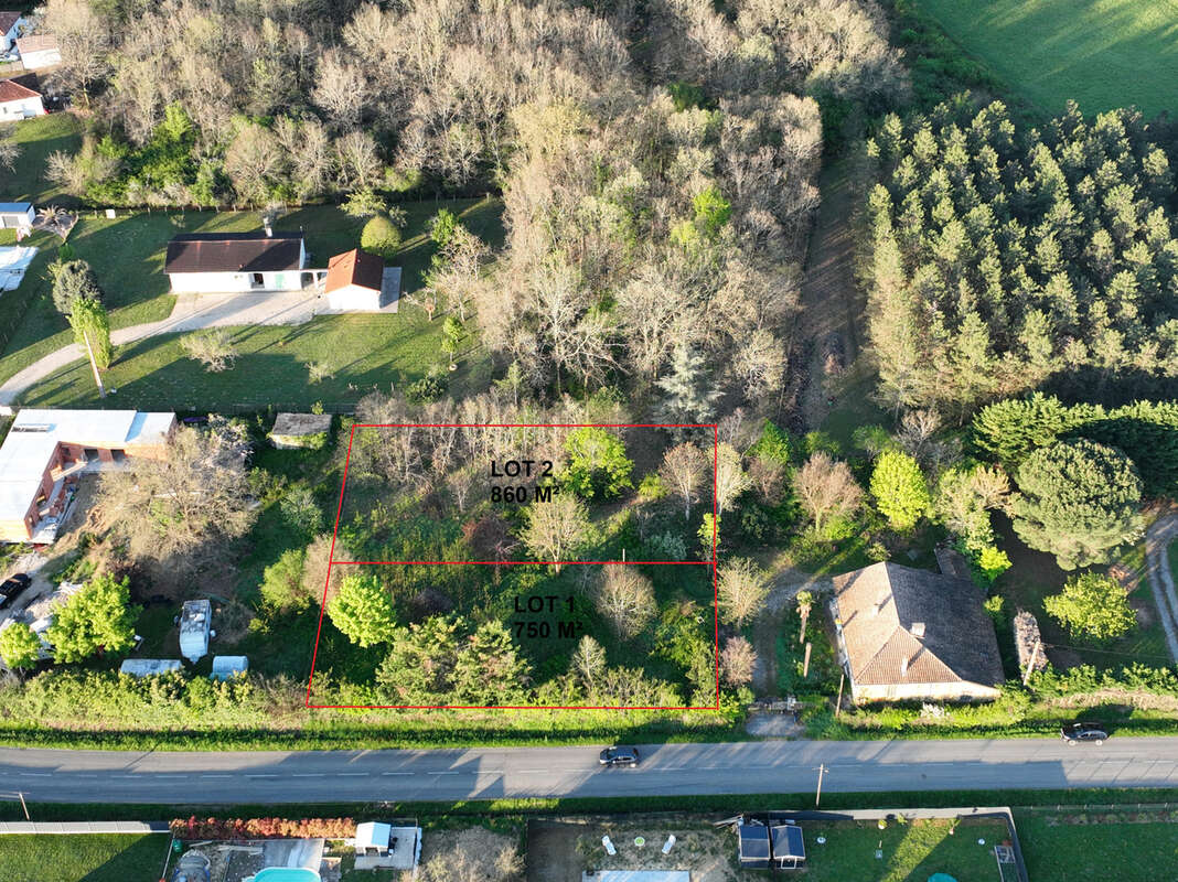 Terrain à MONTBARTIER