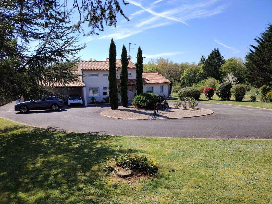 Belle Maison de 189 m² avec piscine dans environnement calme et verdoyant de Migné Auxances - photo 3