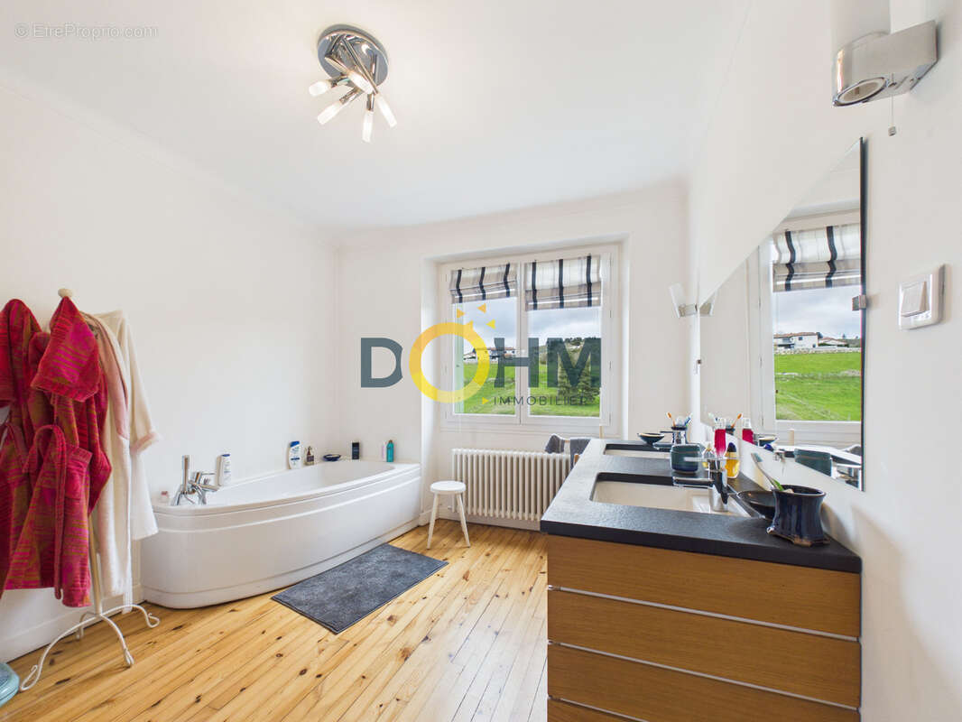 Maison rénovée de 180 m2 à vendre à Saugues avec terrain clos de 600 m2 - photo 16