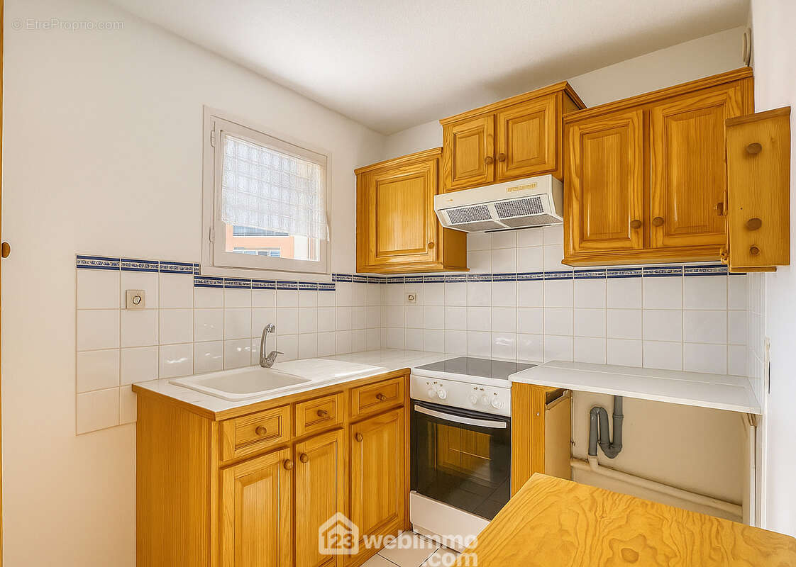 Cuisine séparée et fonctionnelle, offrant de nombreux rangements et un potentiel d?aménagement selon vos goûts. - Appartement à SAINTE-MAXIME