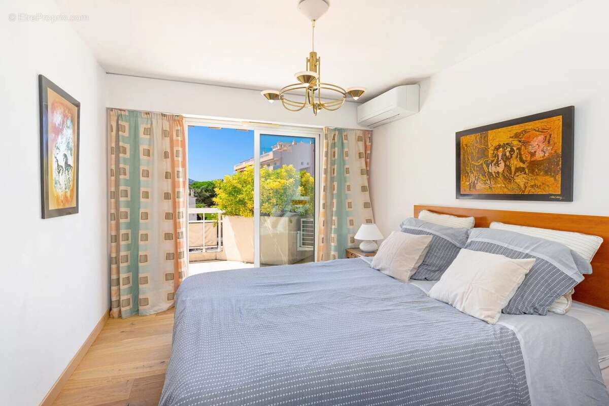 VENDU - Exclusivité  - JUAN-LES-PINS - Magnifique 3P avec terrasse de 40m² - piscine - parking en sous sol - à 150 m des plages - photo 7