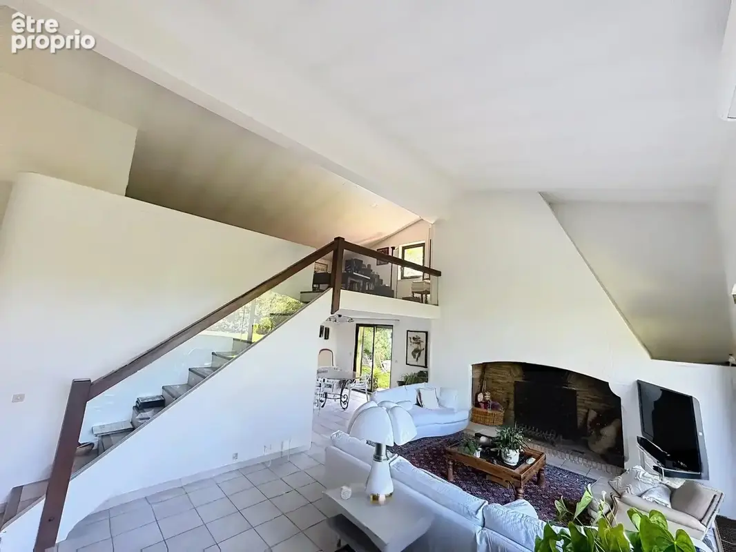 Mougins – Vue imprenable sur le vieux village – Villa 235 m² sur 3 500 m² de terrain plat, piscine et dépendance - photo 17