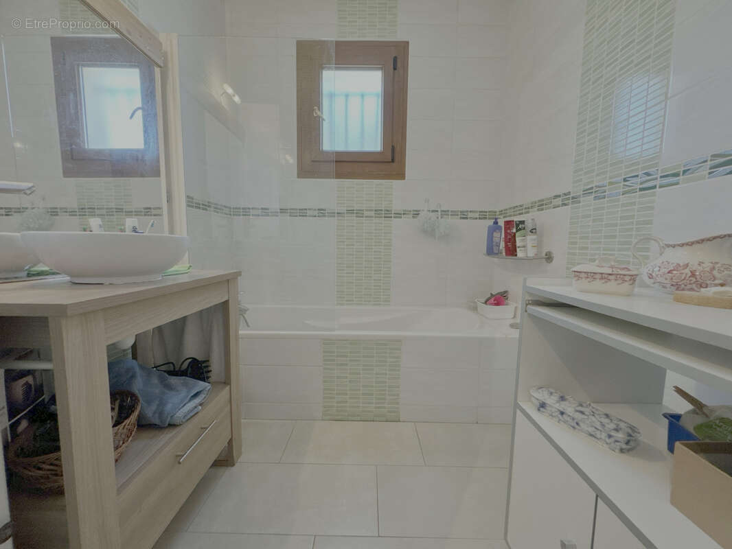 Maison de plain pied avec piscine. - photo 11