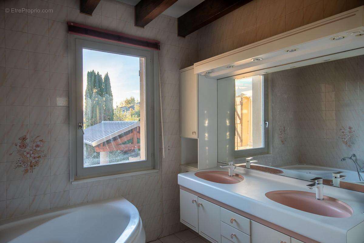 Maison familiale avec piscine et grand terrain - photo 12