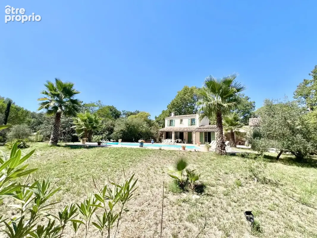 Maison provençale T6 sur 4 200 m² de terrain clos - photo 1