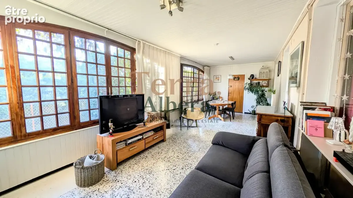 Saint-Genis-Des-Fontaines - Villa de 308 m2 avec 3 Appartements - photo 12
