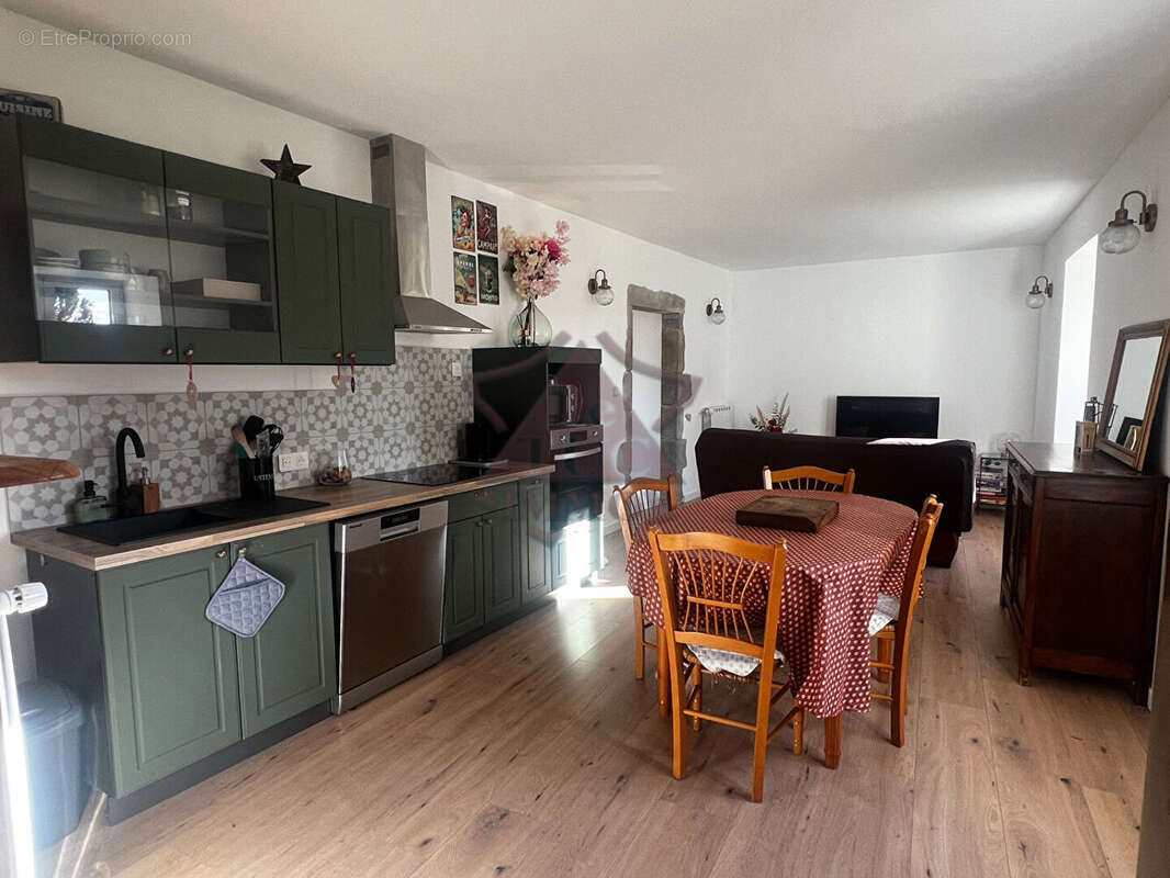 Maison à MEYRANNES