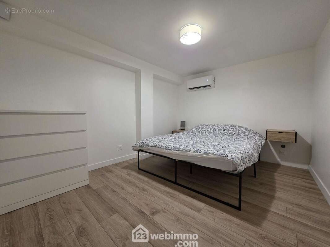 Une première chambre spacieuse et calme, offrant de beaux volumes et un véritable confort, parfaite pour un espace nuit cosy ou une chambre d?appoint selon vos besoins. - Appartement à REIMS