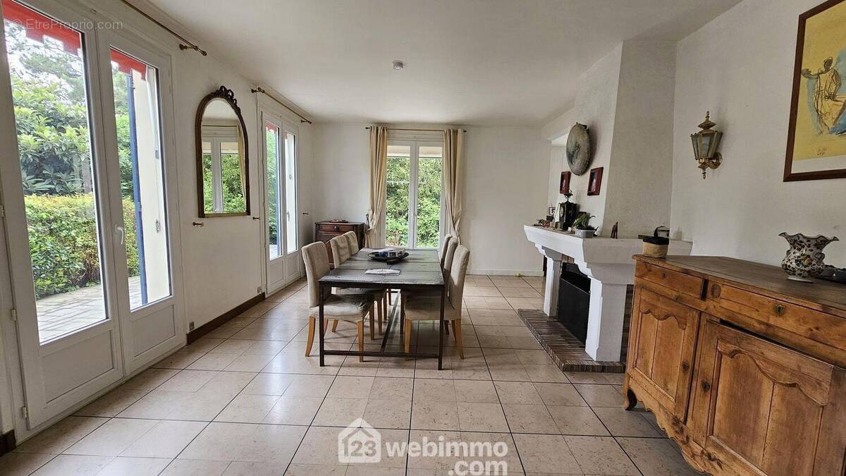 Un séjour lumineux de 30 m² avec sa cheminée. - Maison à MILLY-LA-FORET