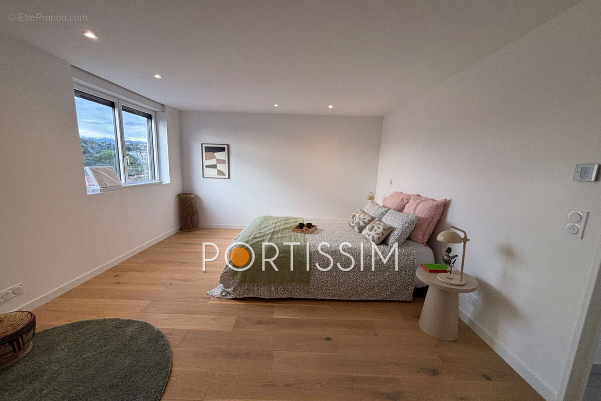 Appartement à SAINT-LAURENT-DU-VAR