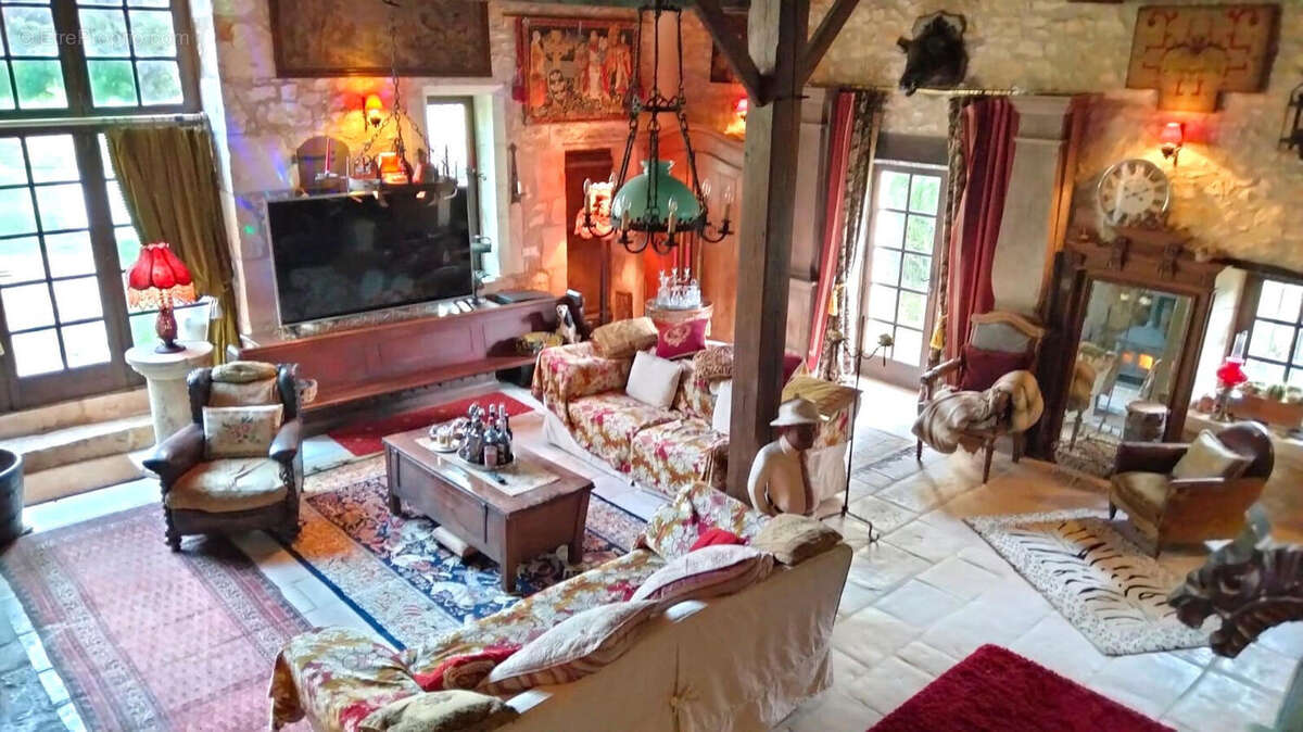 SALON - Maison à CHASSENEUIL-SUR-BONNIEURE