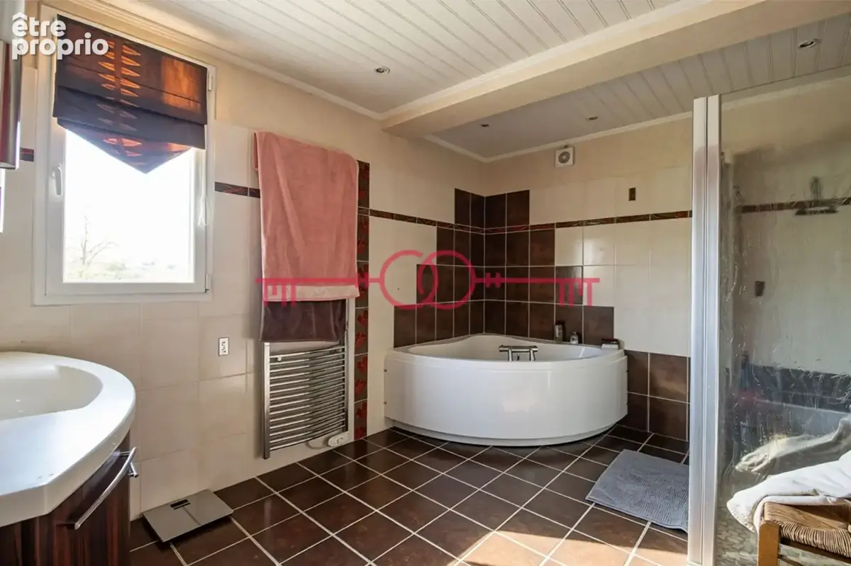 Maison familiale de 277 m² - 5 chambres - Plain-pied possible - Thibie - photo 6
